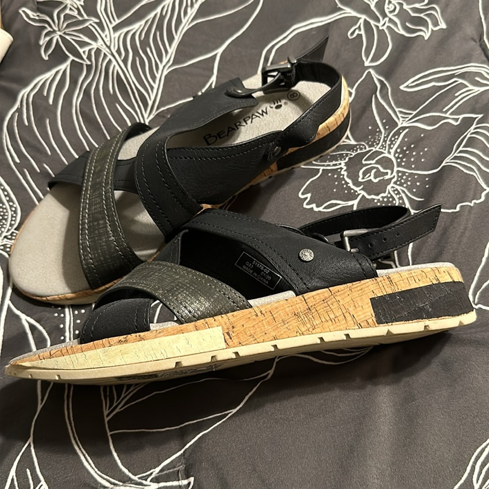 NWOT Women’s Bearpaw Sandals